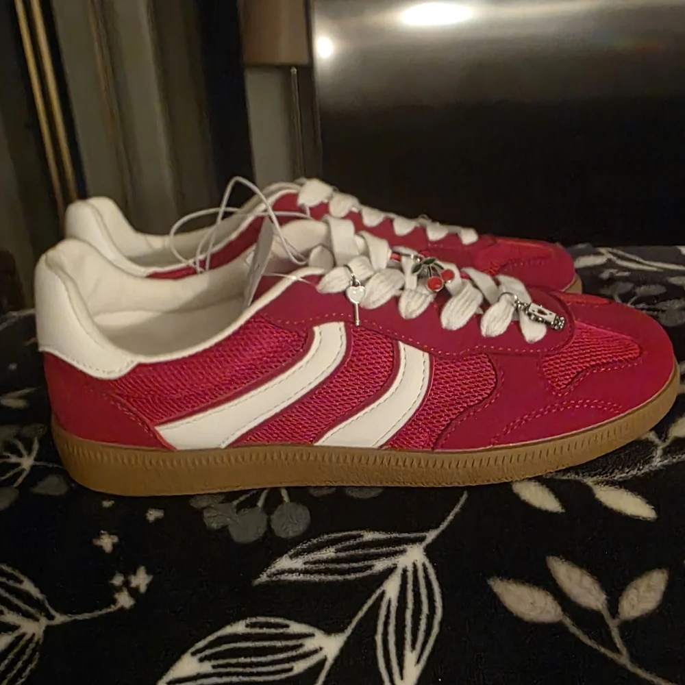 Steve Madden Burgundy Red Girls Size 5M Sneakers with White Laces And Charms NWT